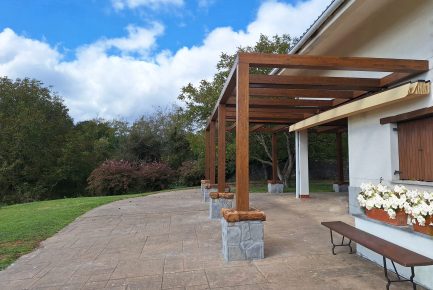 Vivienda unifamiliar vista de la pérgola en el jardín